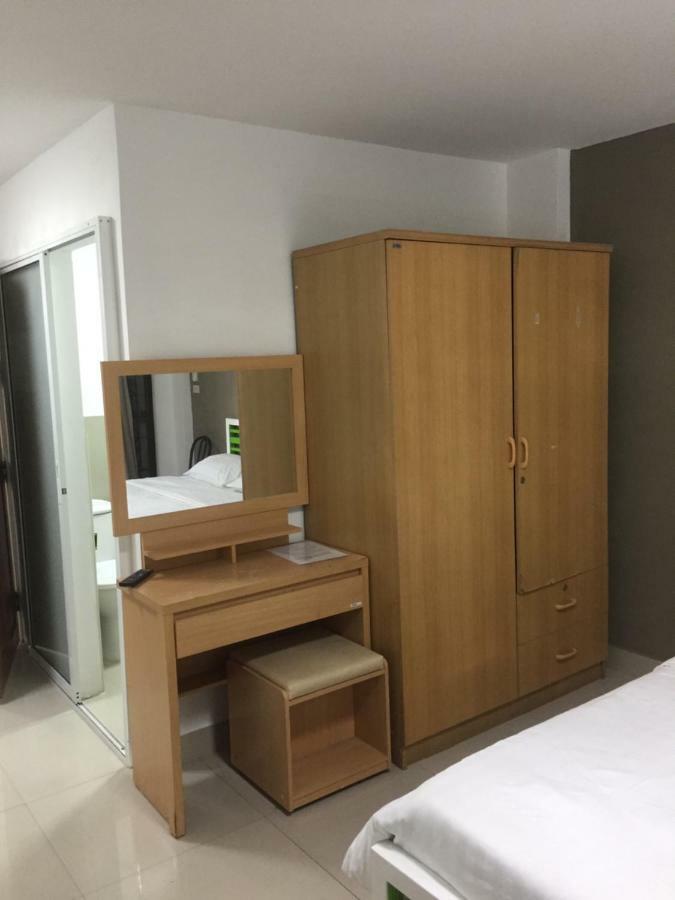 Escobar Guesthouse Jomtien Beach Buitenkant foto